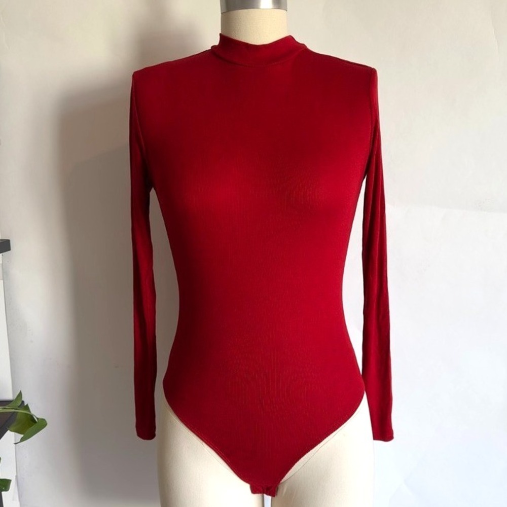 NEW Olivaceous Ribbed Mock Neck Long Sleeve Bodysuit-Ruby Red-Size S- RRP $49‎